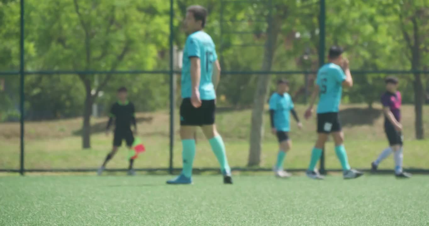 体育场运动员踢足球训练视频素材