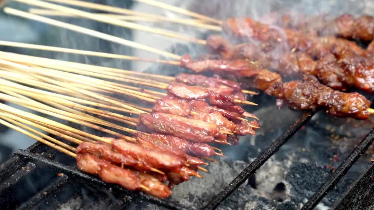 烤羊肉串牛肉串烧烤烤串美食视频素材