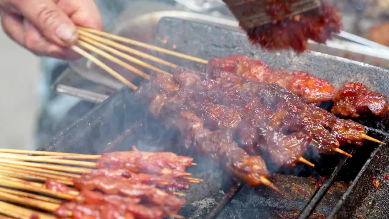 烤羊肉串牛肉串烧烤烤串美食视频下载