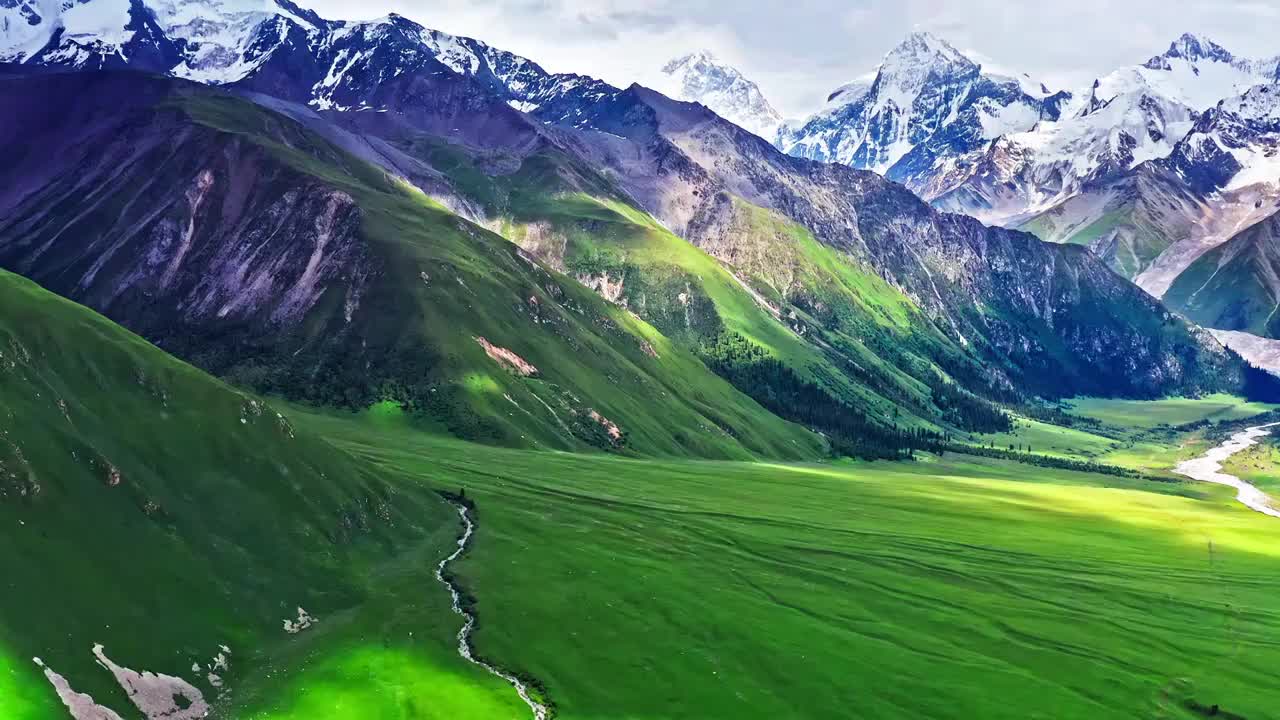 航拍中国新疆夏季山脉峡谷景观视频下载