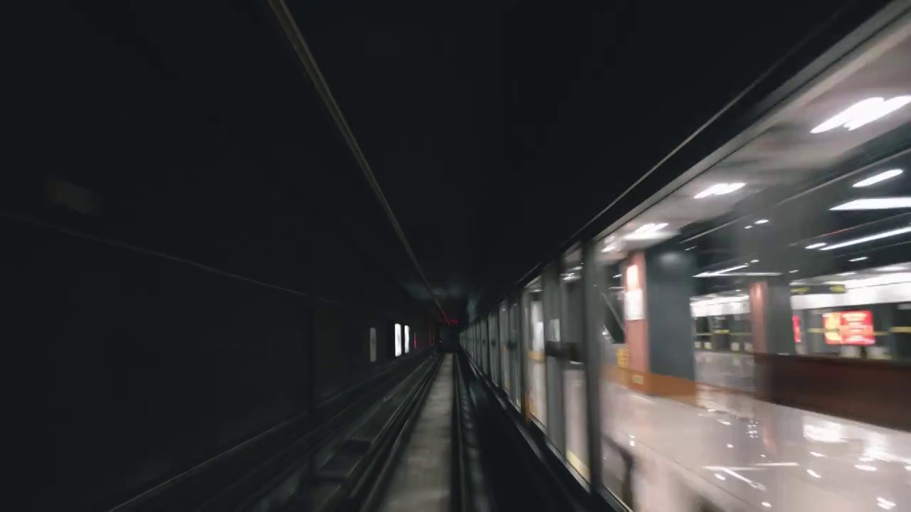 上海地铁15号线列车进站视频素材