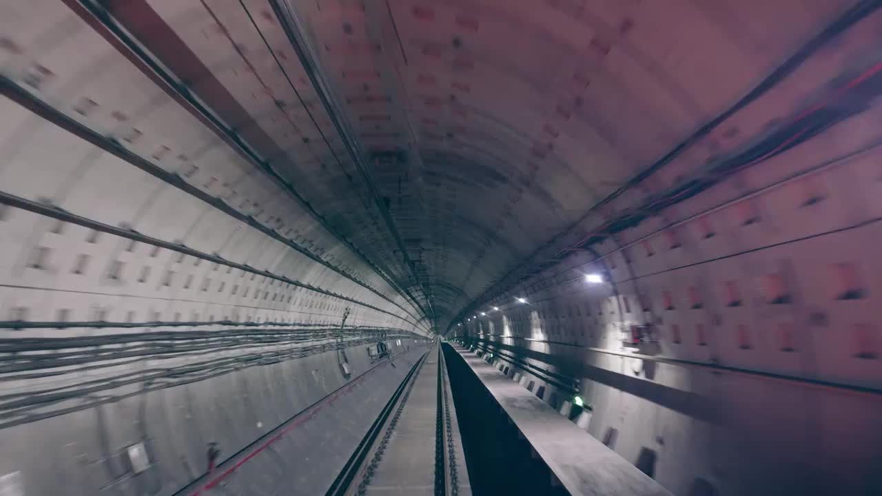 地铁在隧道中加速行驶，上海地铁15号线视频素材