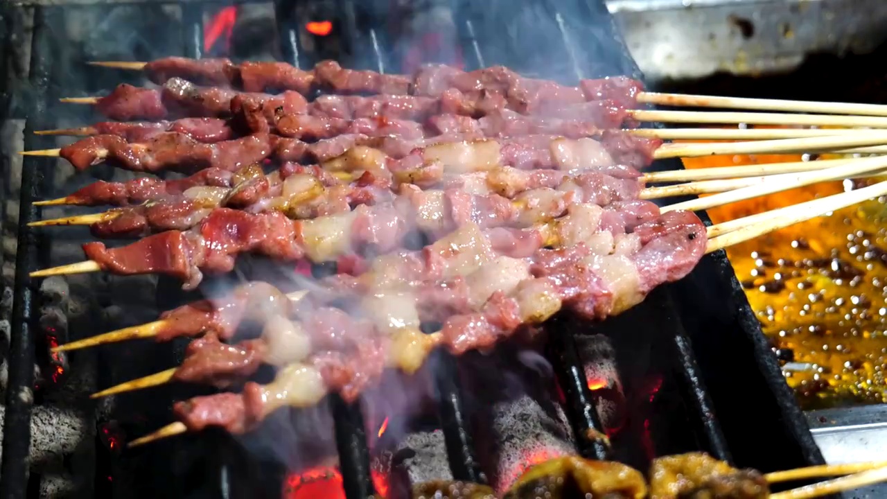 烧烤烤肉烤串羊肉串视频素材