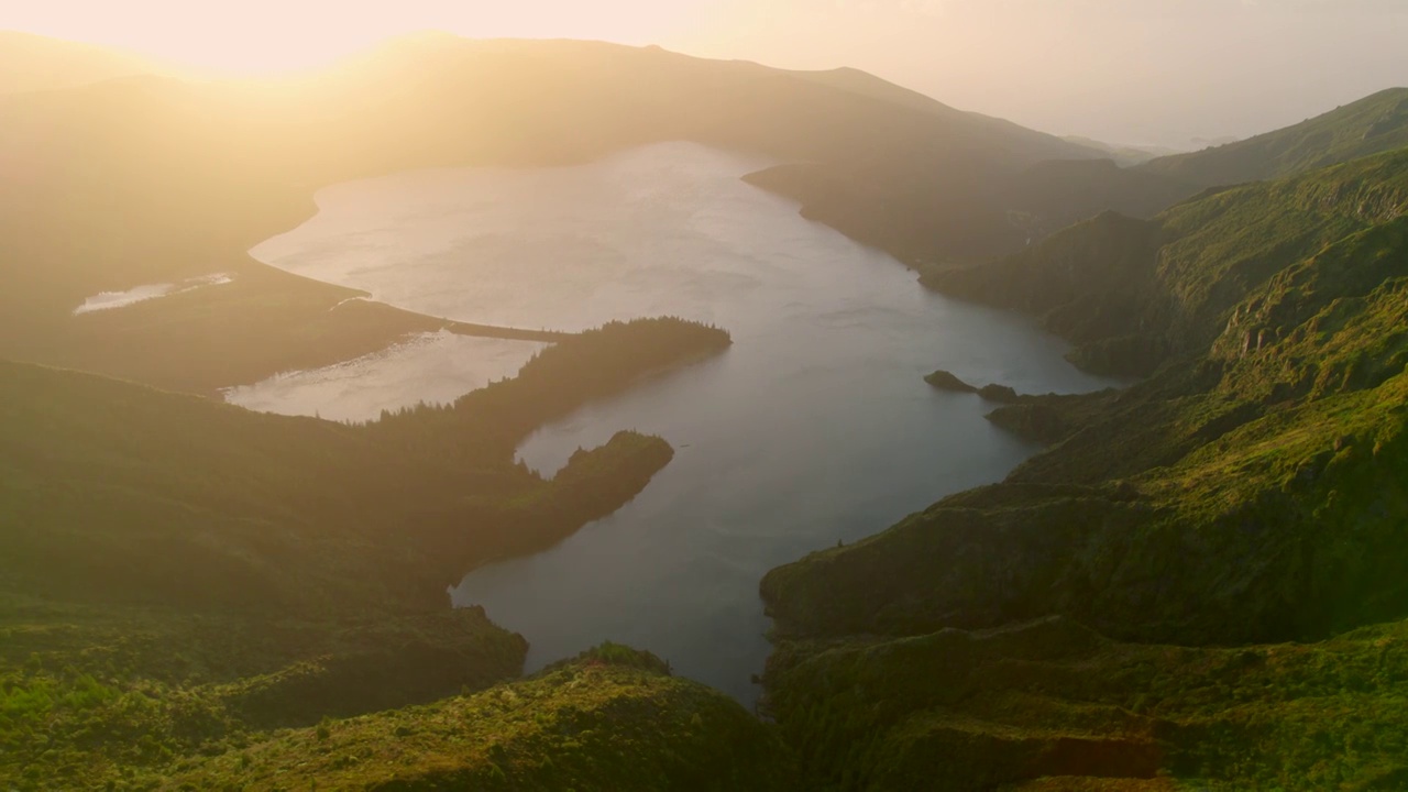 葡萄牙亚速尔群岛圣米格尔岛火山湖自然风景航拍视频下载