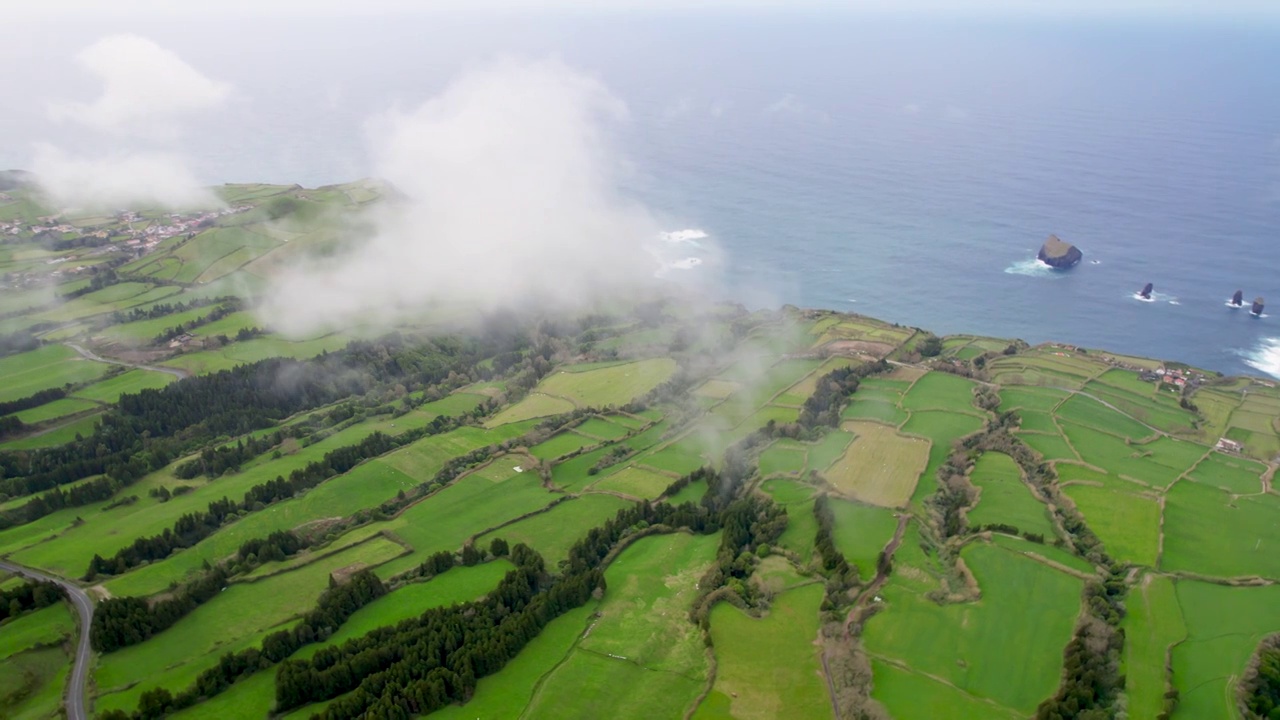 葡萄牙亚速尔群岛圣米格尔岛火山地貌海岸线航拍视频下载