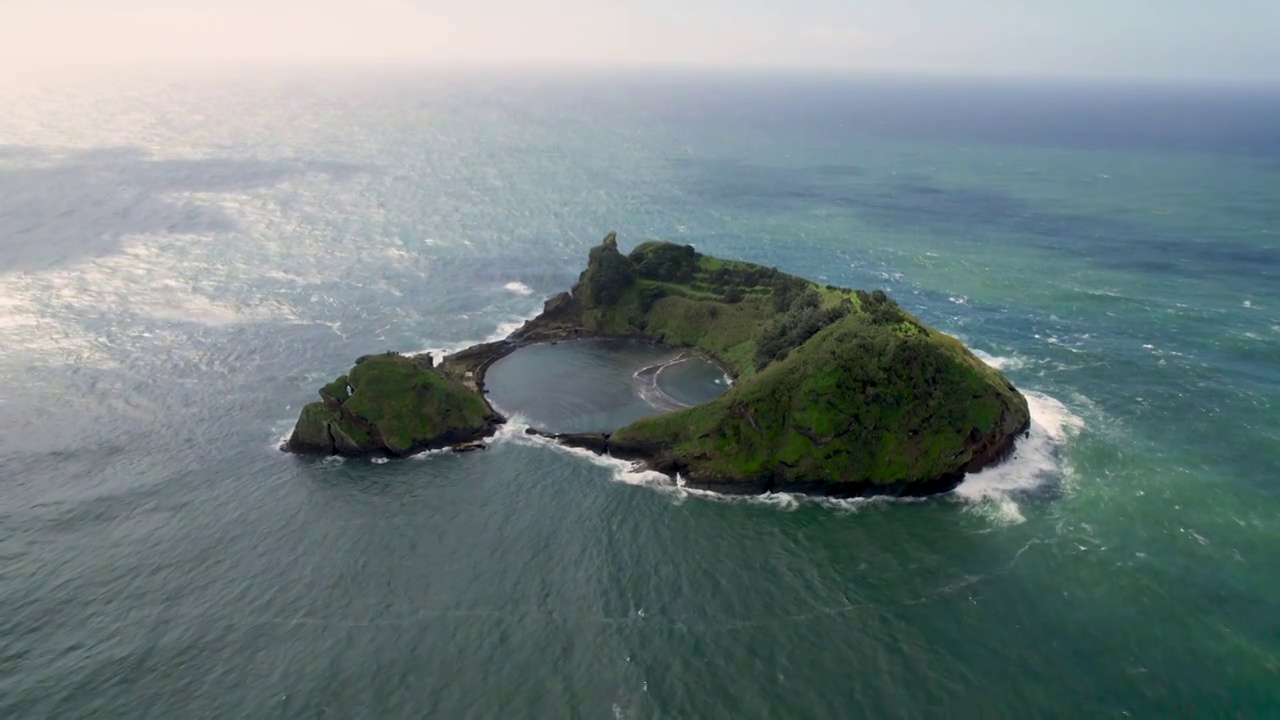 葡萄牙亚速尔群岛海上火山岛航拍视频下载