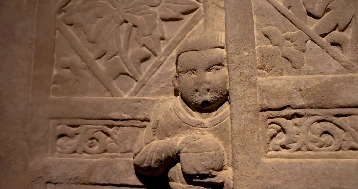 大足石刻博物馆 宋 墓后龛妇人启门图视频素材