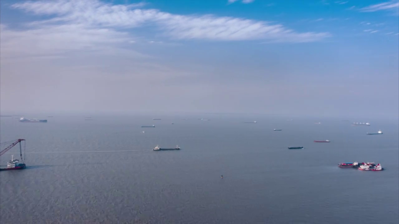 航拍延时摄影上海吴淞口长江上行驶的轮船视频下载