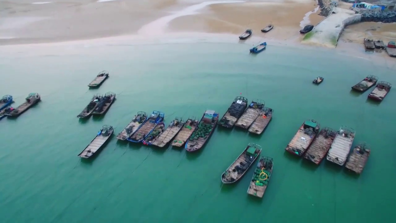 航拍海上渔业养殖、渔排、网箱、渔船-平潭岛视频下载