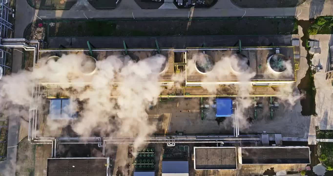 航拍工业设备排放烟雾视频下载
