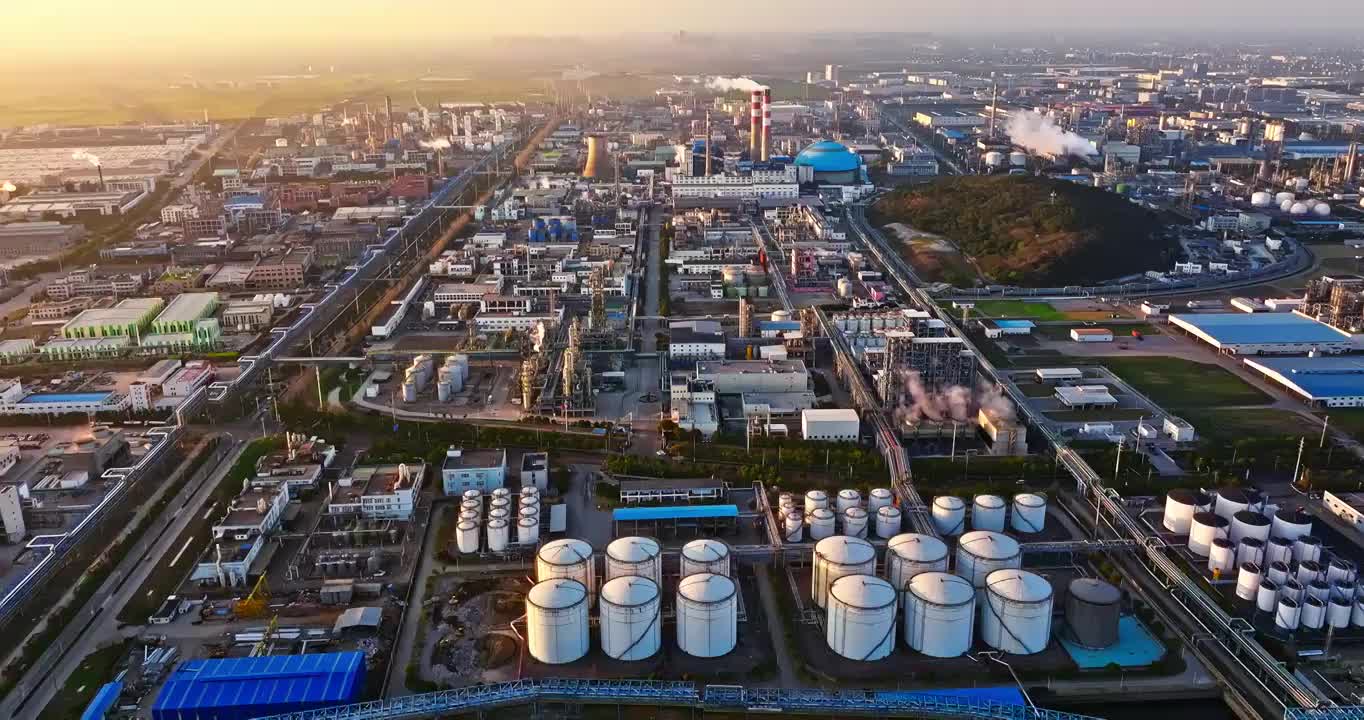 航拍石油化工厂油罐工业建筑景观视频下载
