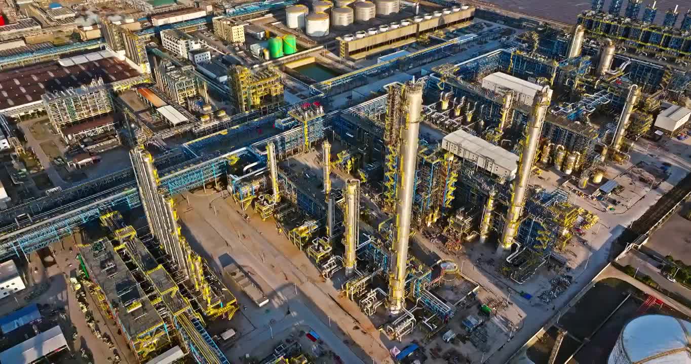 航拍石油化工厂油罐工业建筑景观视频下载