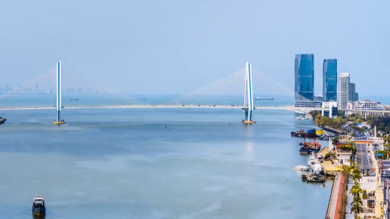 中国海南海口海甸河世纪大桥高视角穿梭的货轮风光延时摄影视频素材