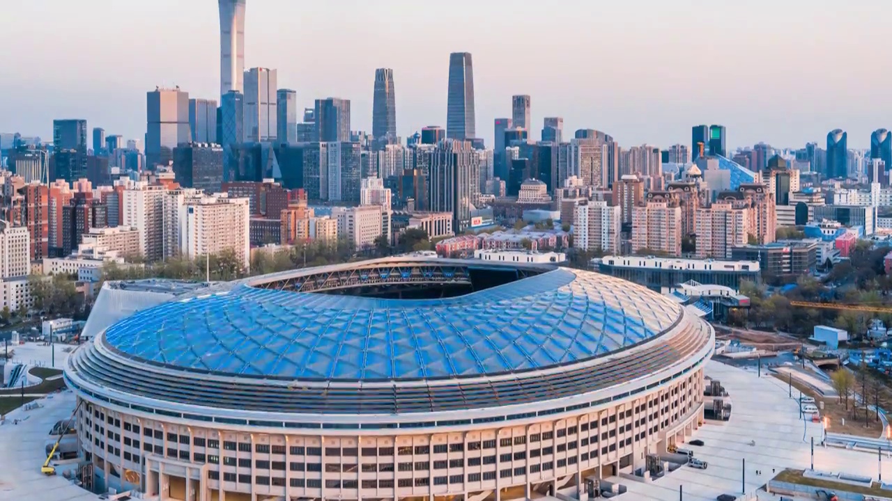 中国北京新工人体育场和城市天际线风光日转夜延时摄影视频素材