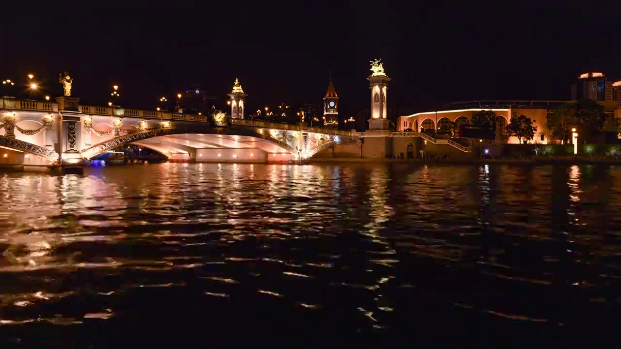 天津海河狮子林大桥夜景穿梭的游船视频下载