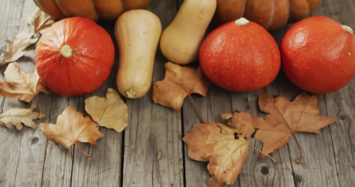 木制背景上的南瓜和秋叶的视频视频素材