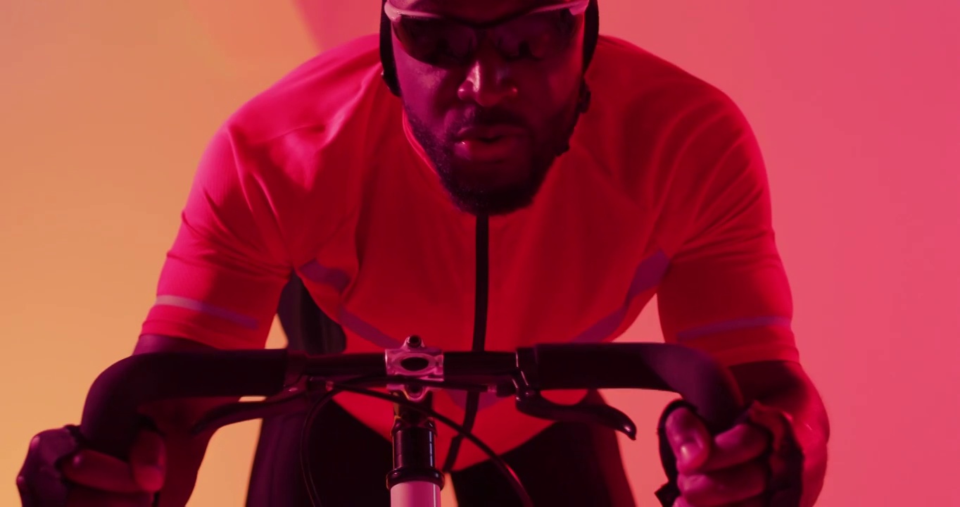 视频聚焦非裔美国男子骑在霓虹橙色闪电视频下载