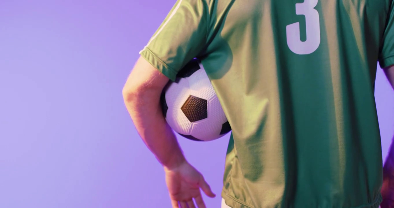 白人男子足球运动员在粉红色霓虹灯下踢足球视频下载