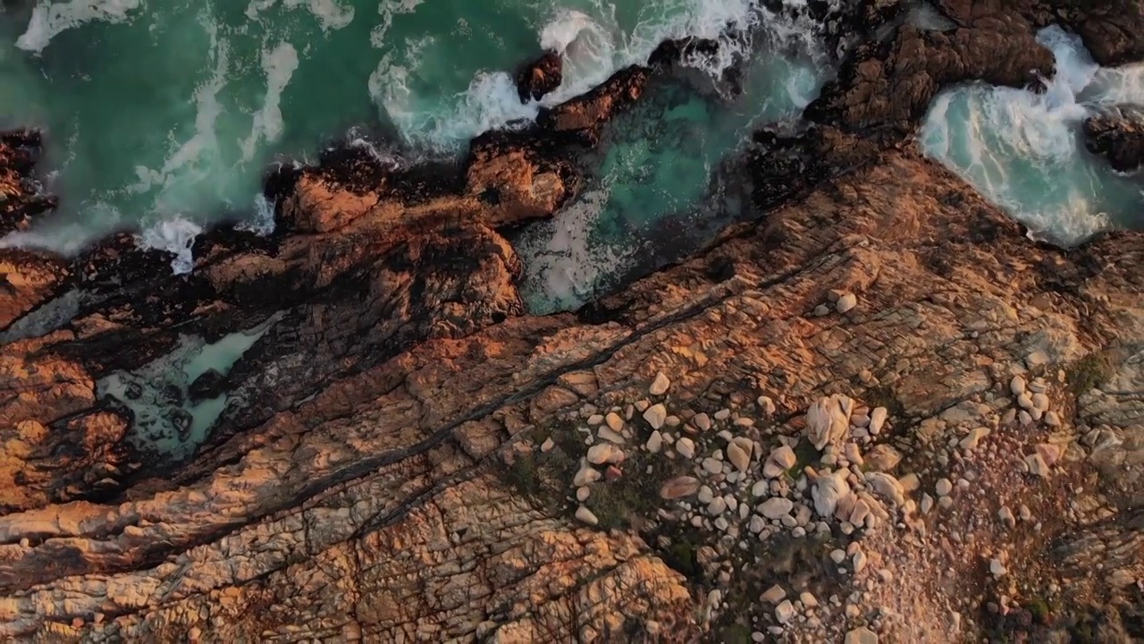 视频美丽的海景与海浪和岩石视频下载