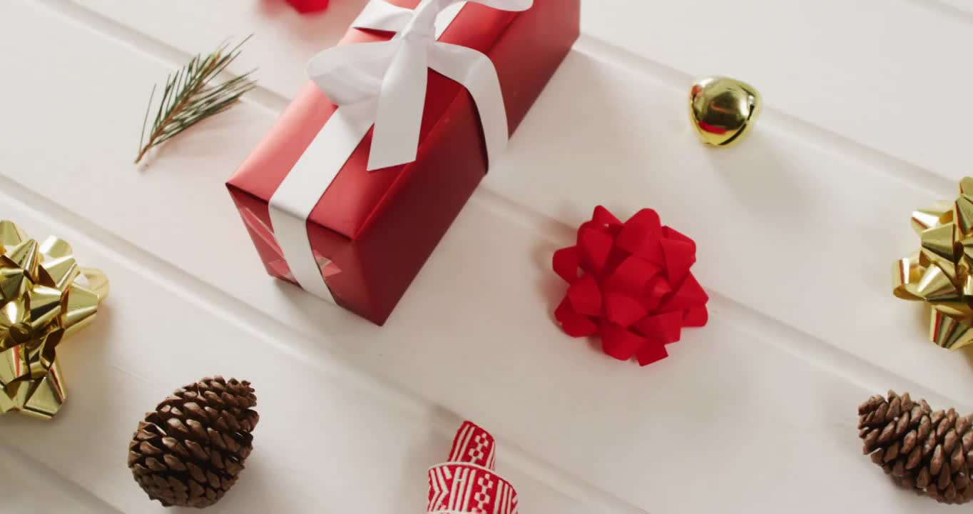 视频圣诞礼物与圣诞装饰在白色的背景视频下载