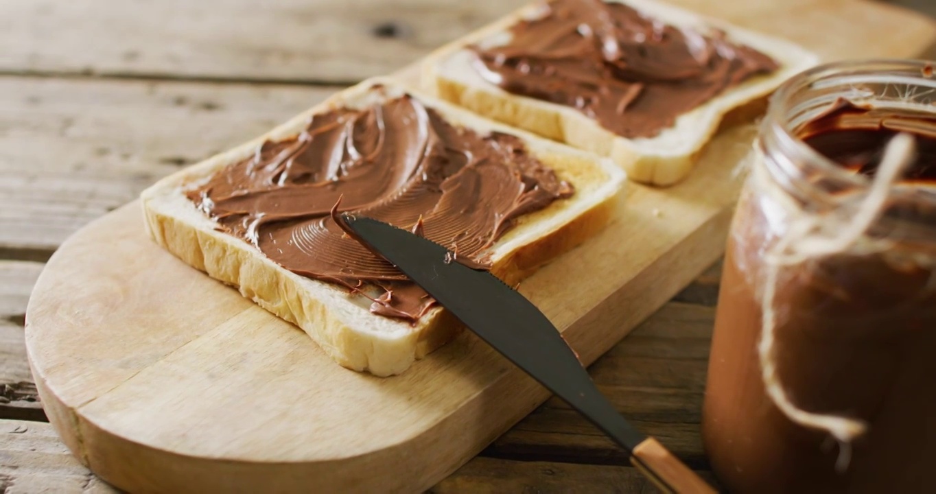 木制背景上的巧克力奶油烤面包的特写视频视频下载