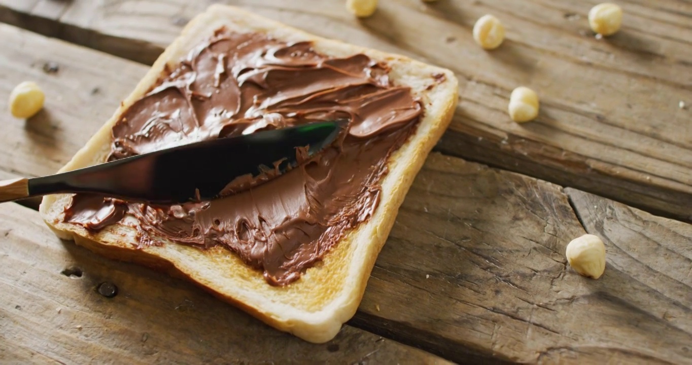 木质背景上的巧克力奶油吐司特写视频视频下载