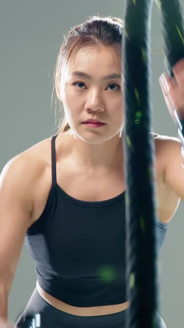 健身房里的青年女人进行战绳训练视频素材
