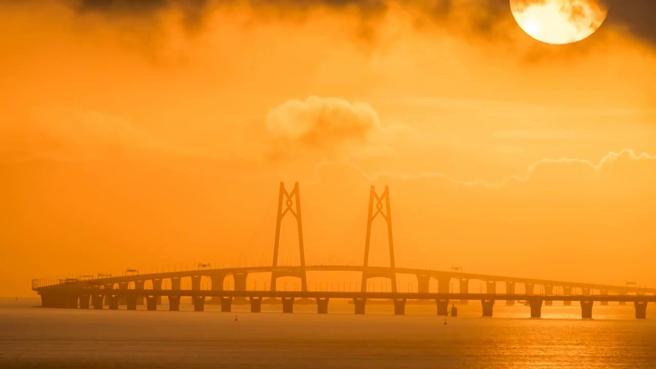 伶仃洋海上晨曦霞光映射在海面上的港珠澳大桥日出景观视频购买