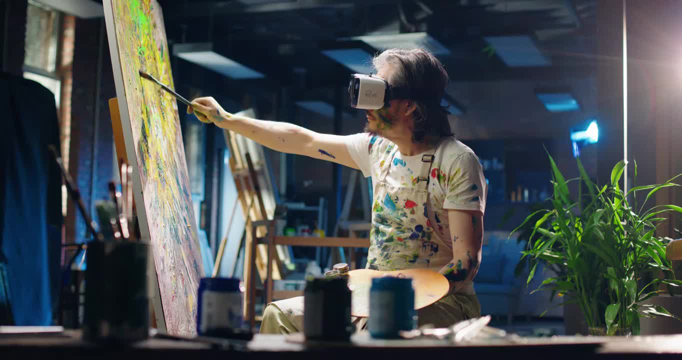 带着VR眼镜绘画的艺术家视频下载