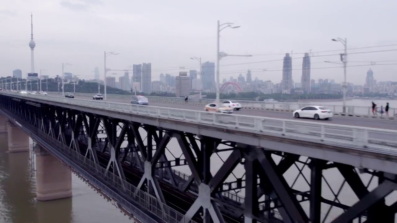 侧面航拍跟随武汉长江大桥上车流视频下载