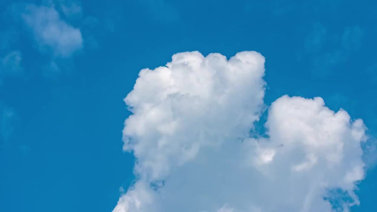 蓝色天空下的云层延时摄影视频下载