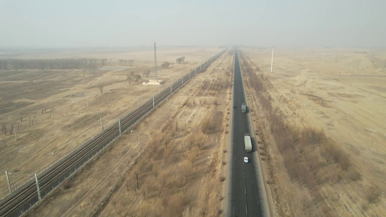 G231国道吉林初春荒芜的田地航拍景观视频下载