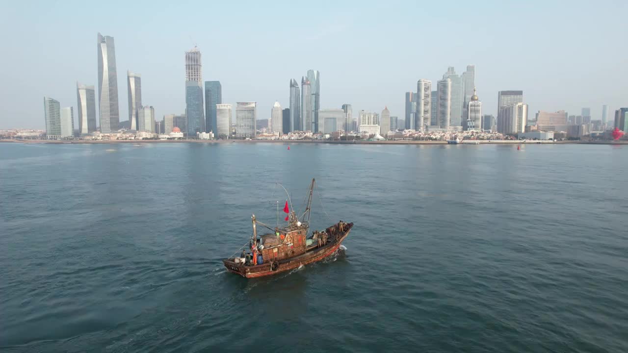 青岛浮山湾海港渔船城市天际线航拍视频下载