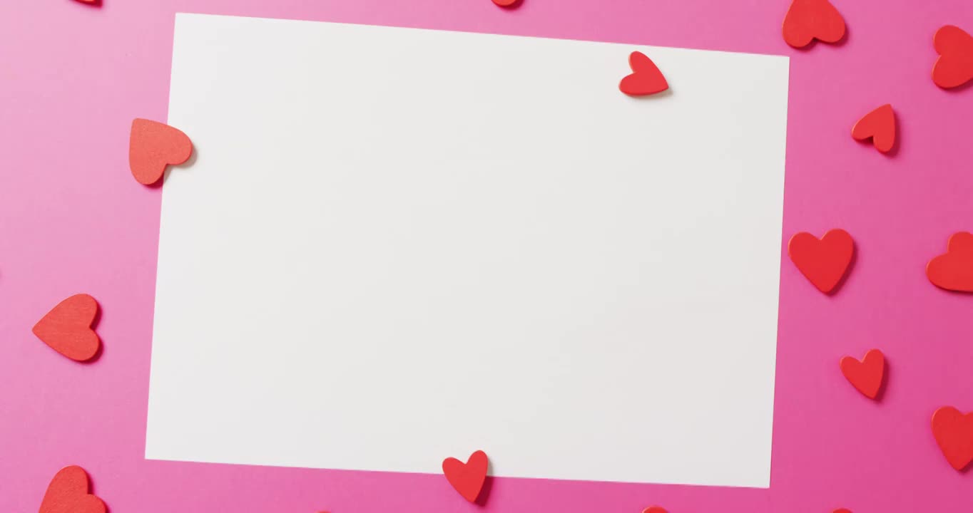 视频的红纸心形和黑白纸与复制空间，在粉红色的背景视频下载