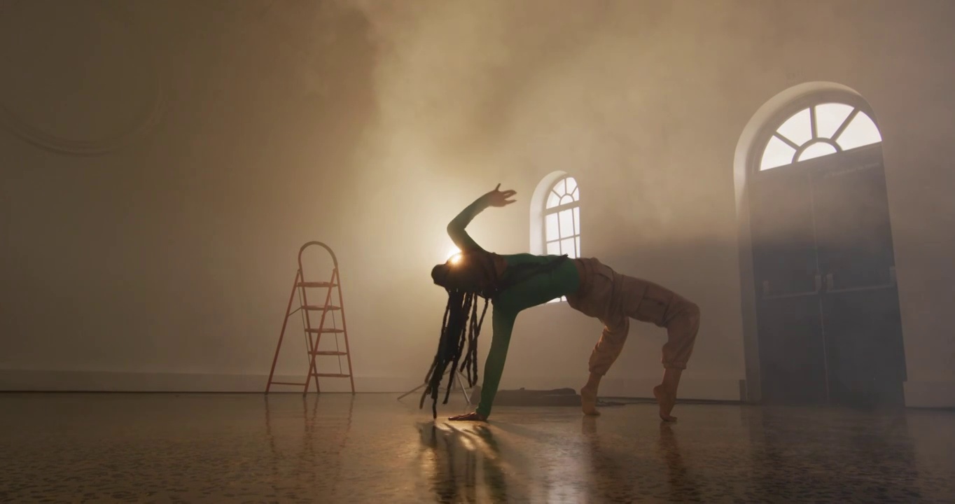 在舞蹈工作室里跳舞的混血女舞者的肖像，慢动作视频下载