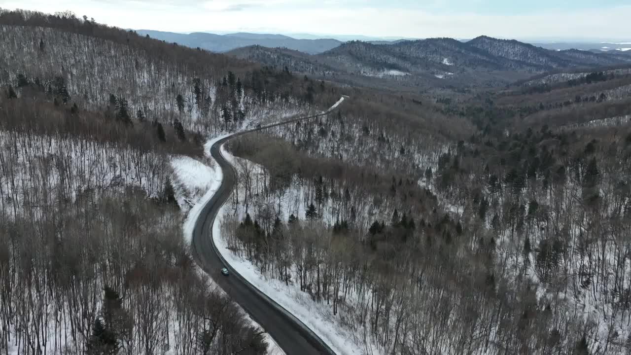 吉林长白山雪山森林公路航拍风光视频下载