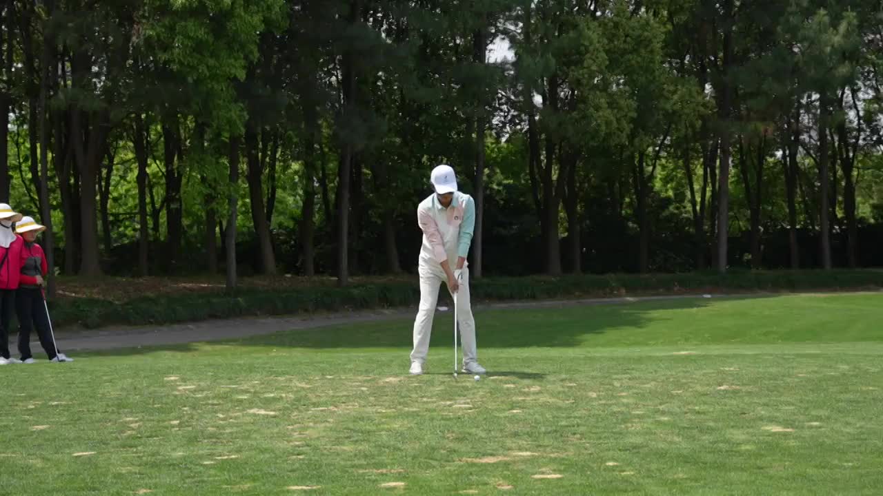 男人高尔夫挥杆瞬间视频素材