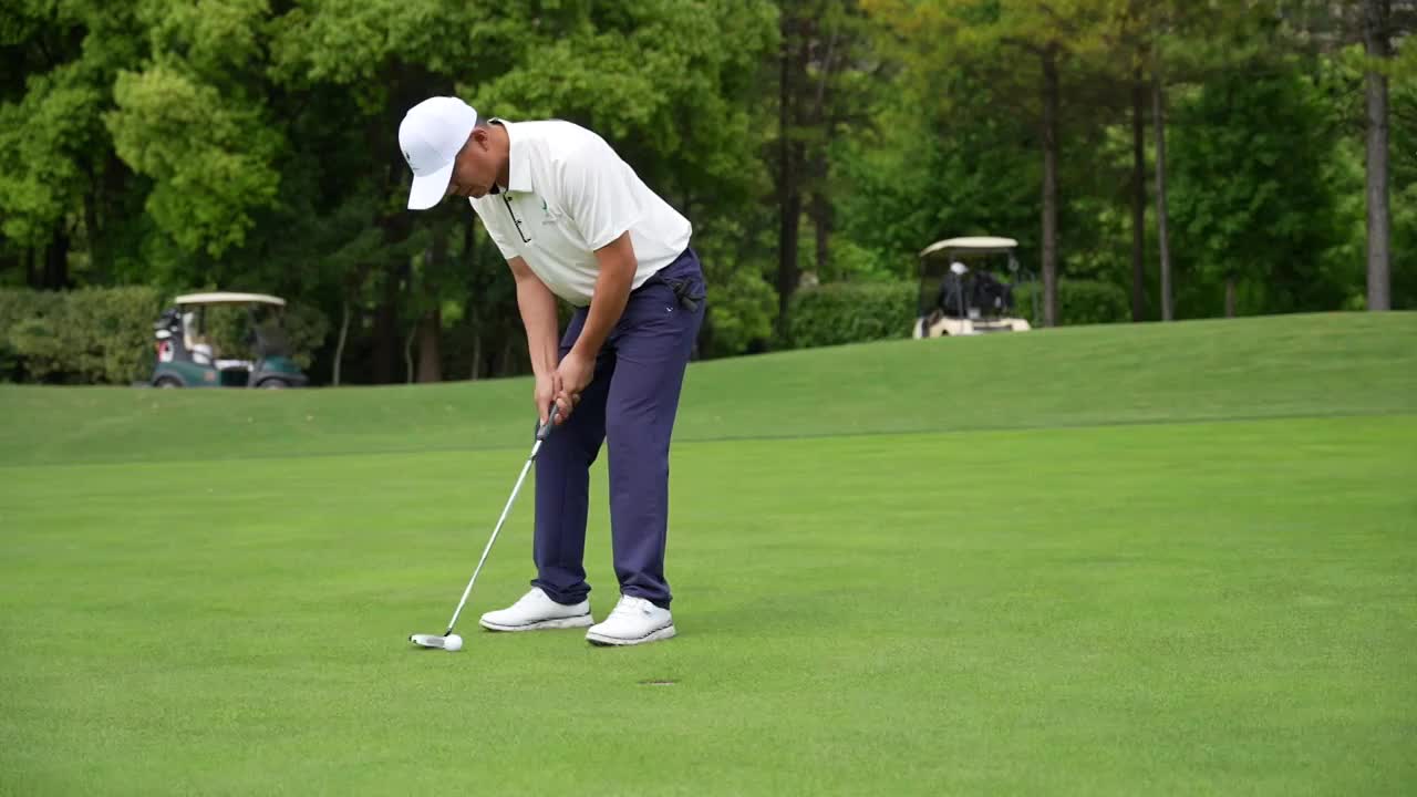 专心打高尔夫的男人视频素材