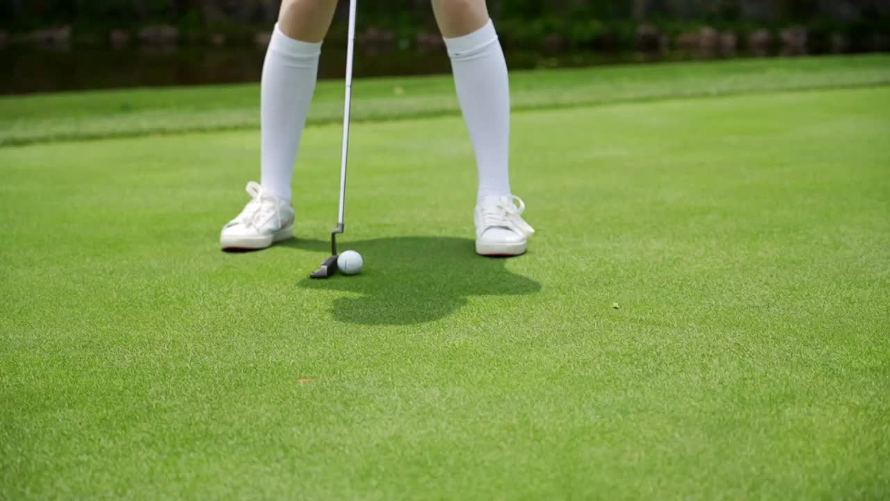 高尔夫推球瞬间视频素材