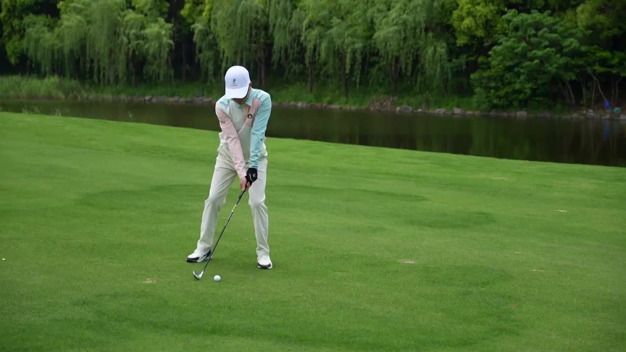高尔夫球场上挥杆的男人视频素材