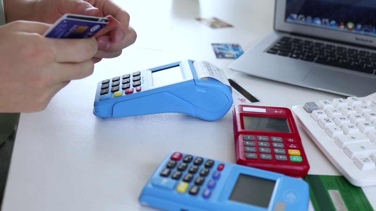 金融人士用POS机刷卡消费视频下载