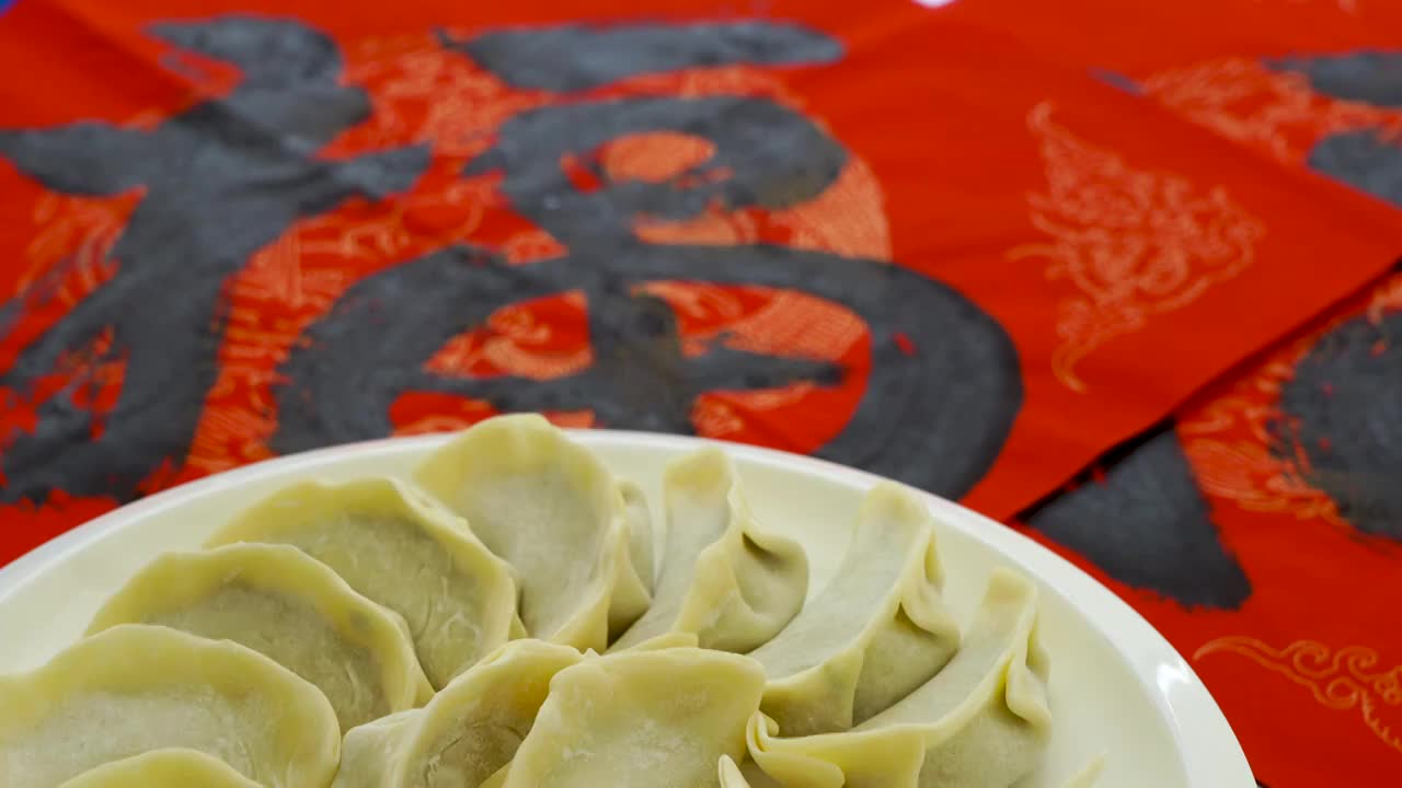节日的美食饺子特写，福字背景的手工水饺视频下载