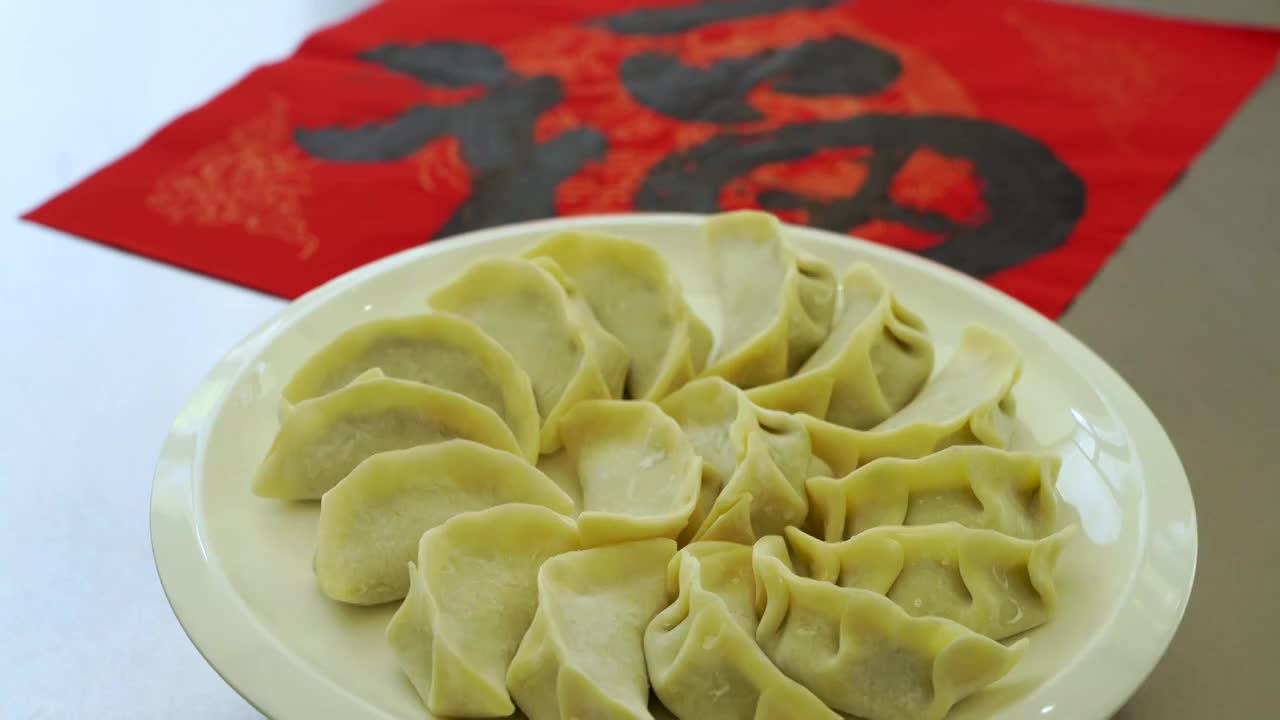 福字背景的手工饺子，节日气氛的饺子视频下载