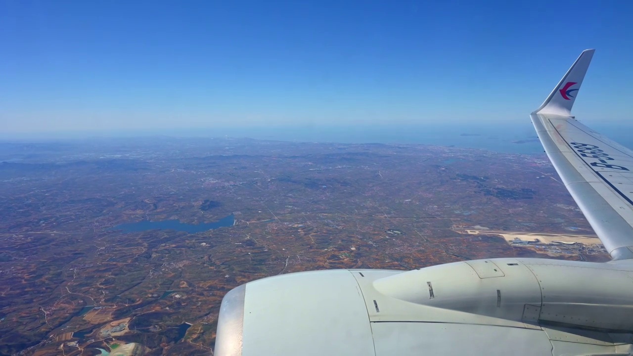 飞机飞行在云层之上透过舷窗俯瞰祖国大地视频素材