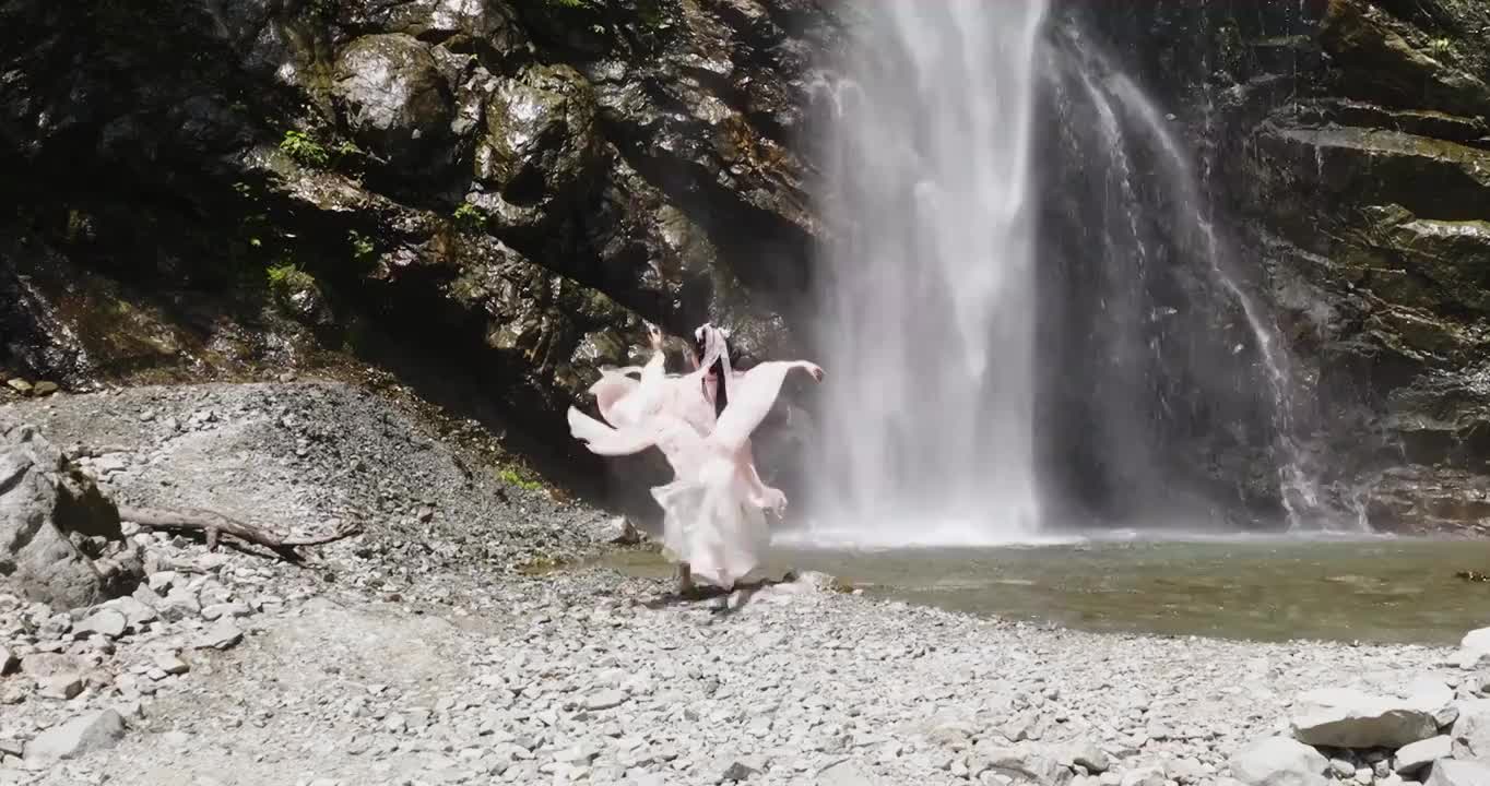 古装美女瀑布前翩翩起舞视频下载