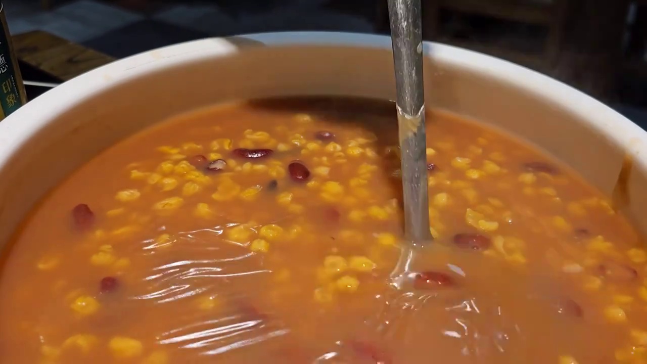勺子搅拌煮好的玉米粥视频下载