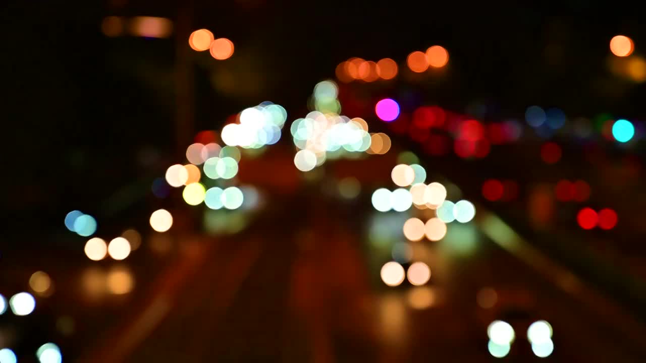 北京城市商业街夜景熙熙攘攘车流车灯光视频素材