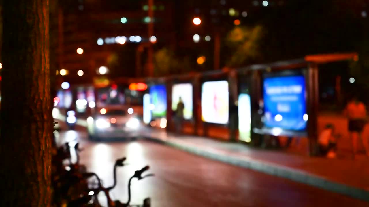 北京城市商业街夜景熙熙攘攘车流车灯光视频素材