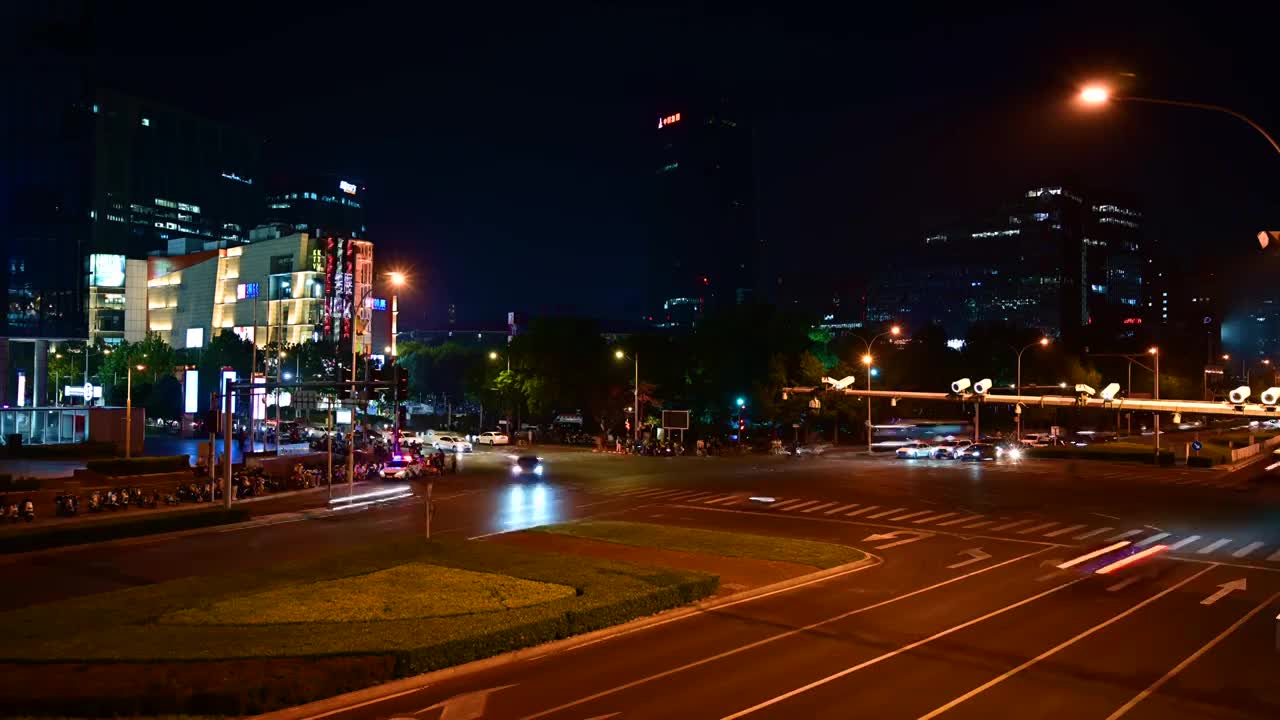 北京城市商业街繁华夜景车流光影延时视频素材