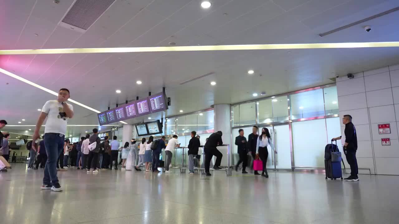 机场出站厅人群客流视频素材